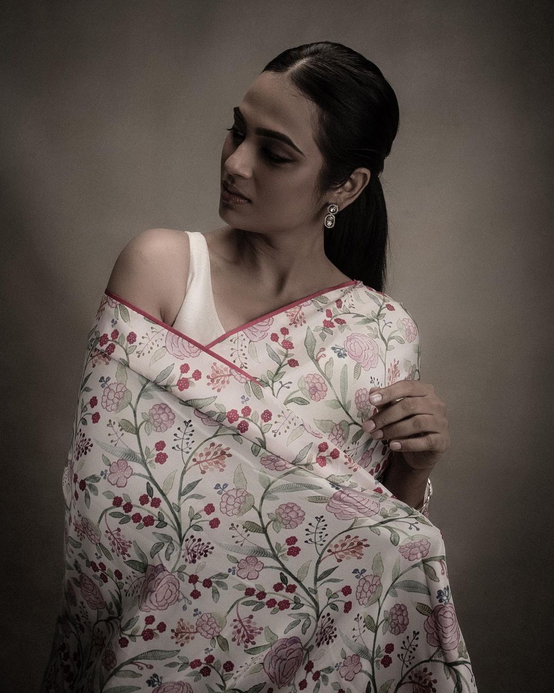 ramya pandian hot photos in classic model photoshoot