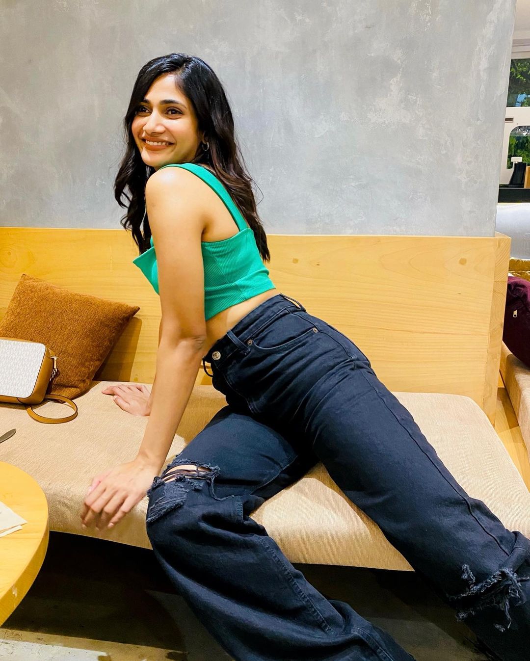 losliya hot photos in glamour modern dress getting viral on social media