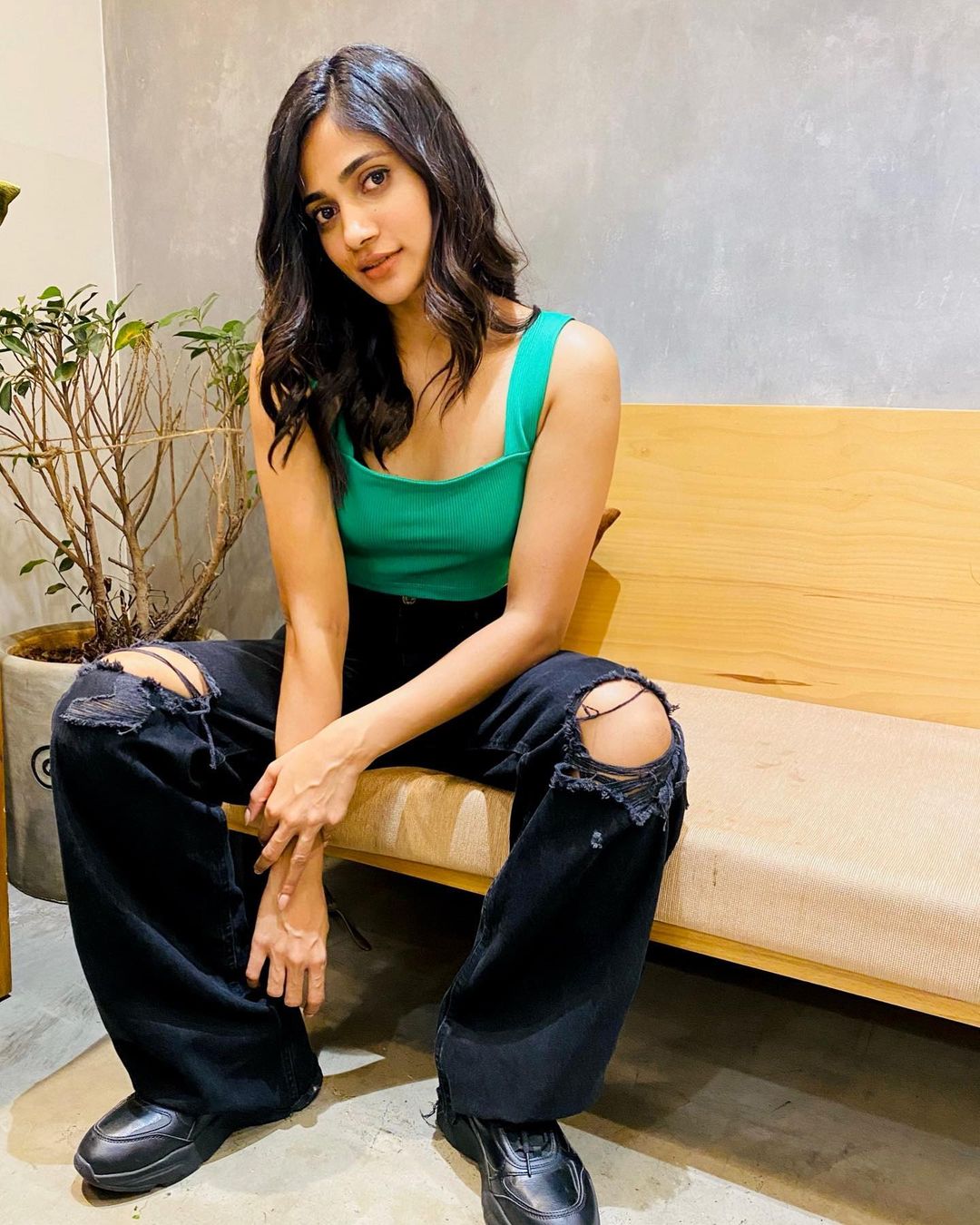 losliya hot photos in glamour modern dress getting viral on social media