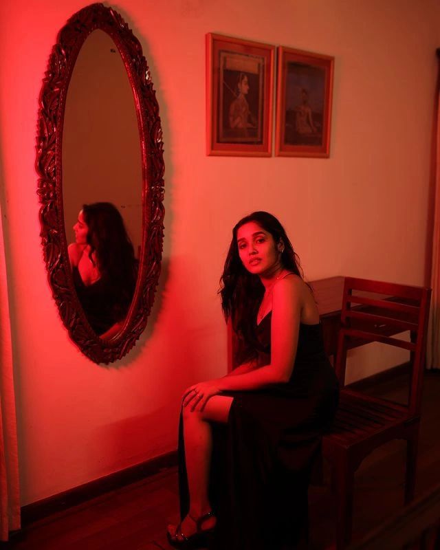 anikha surendran hot photos in red light glamour dress getting viral