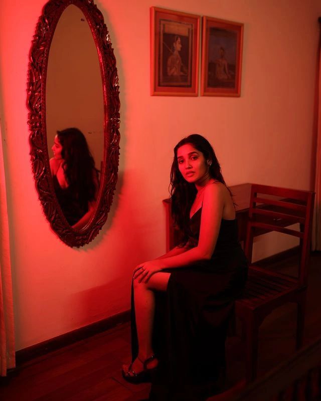 anikha surendran hot photos in red light glamour dress getting viral