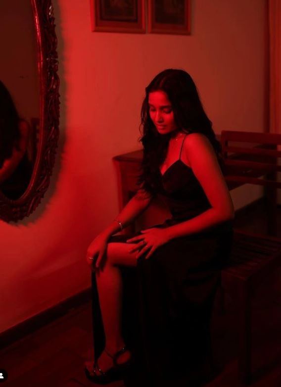 anikha surendran hot photos in red light glamour dress getting viral