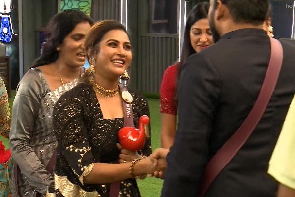 myna nandhini manikandan and dhanalakshmi discussing on myna salary as 1 and half lakhs video getting viral