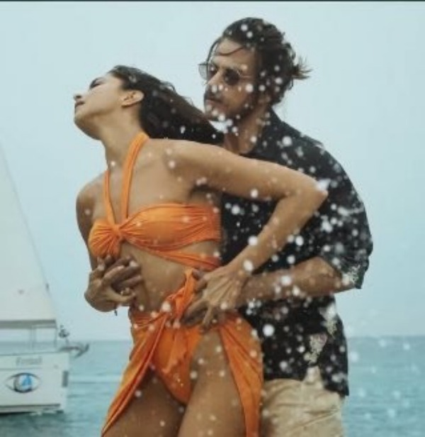 shahrukhan and deepika padukone hot dance in kaavi and green dress getting slammed by several people and community group