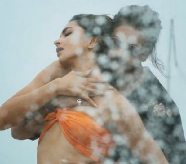 shahrukhan and deepika padukone hot dance in kaavi and green dress getting slammed by several people and community group