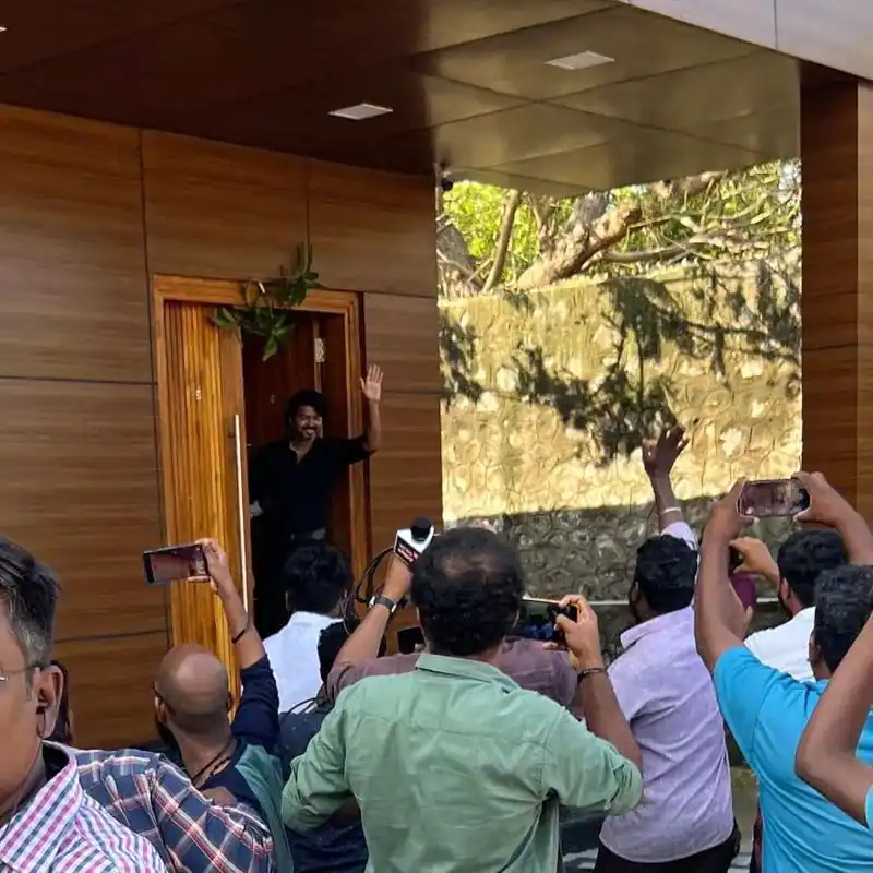 thalapathy vijay pose with physically challenged fan trolled by netizen as he pose for varisu promotion