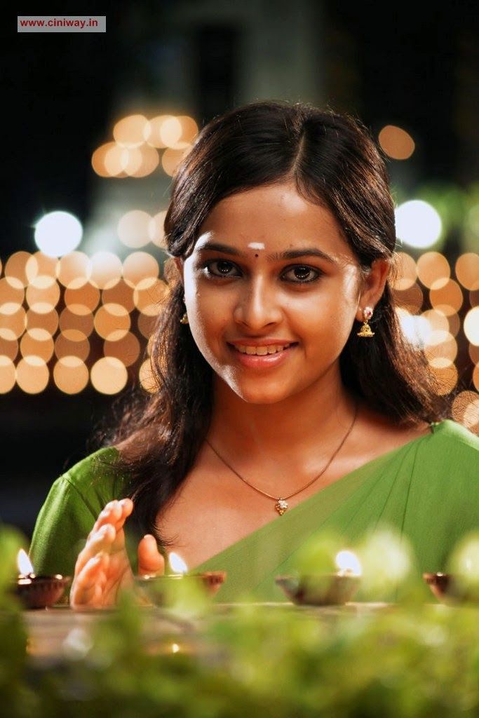sri divya not getting chances due to overdrink in party rumours viral