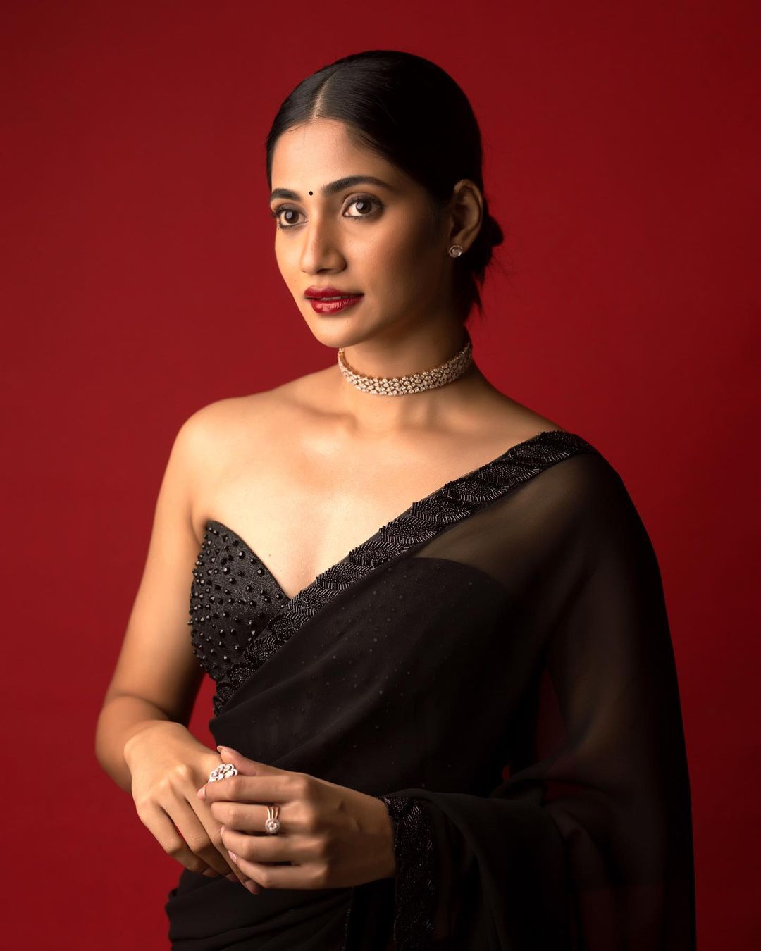 losliya hot photos in black saree getting viral