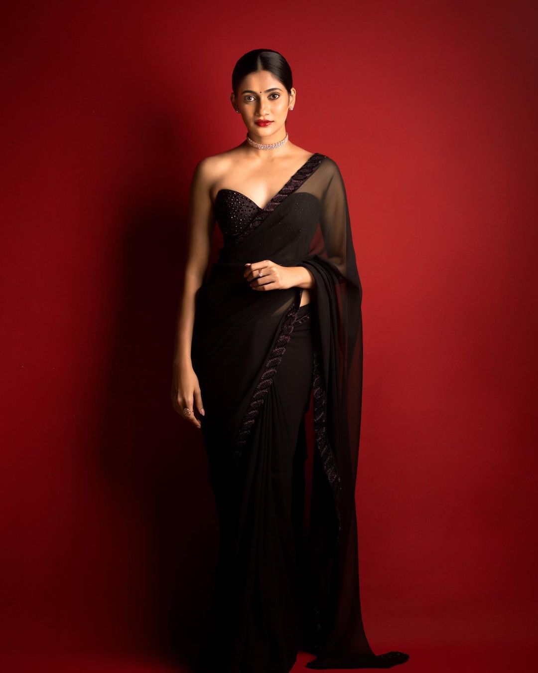 losliya hot photos in black saree getting viral