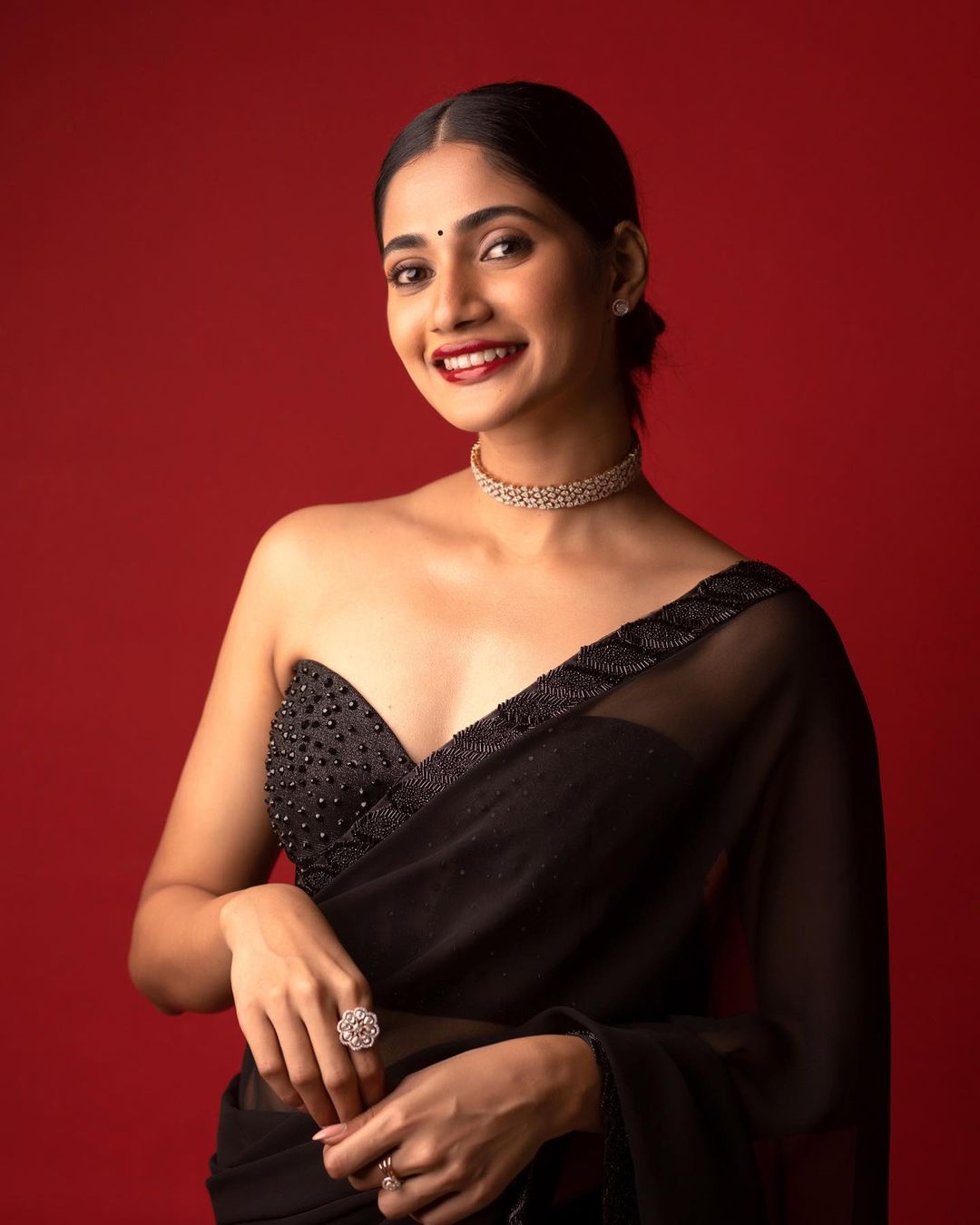 losliya hot photos in black saree getting viral