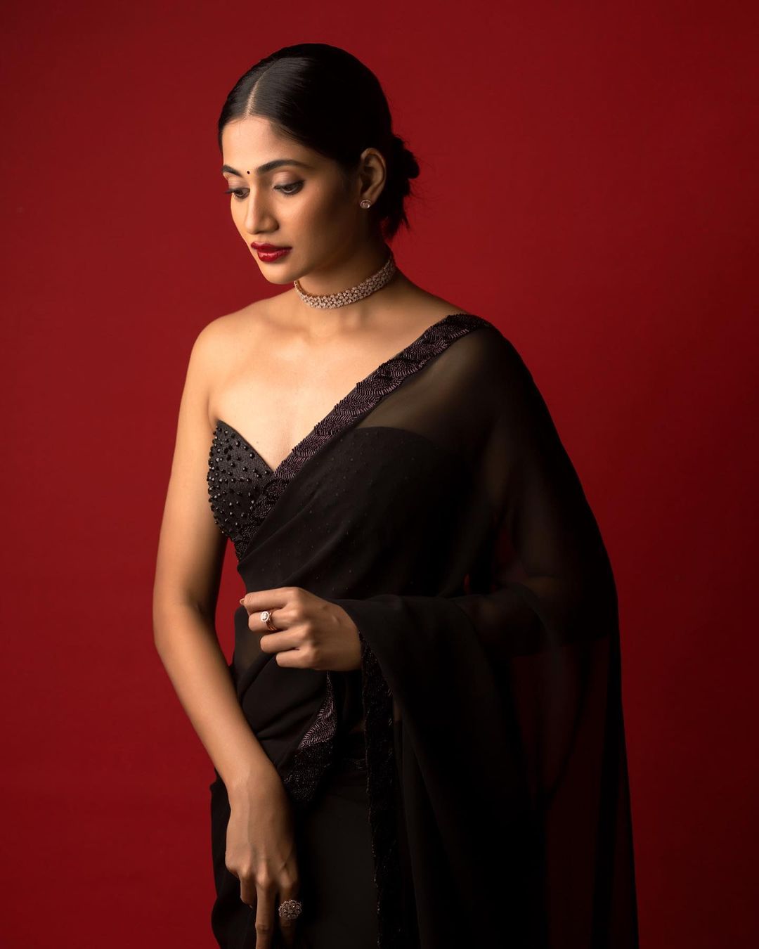 losliya hot photos in black saree getting viral