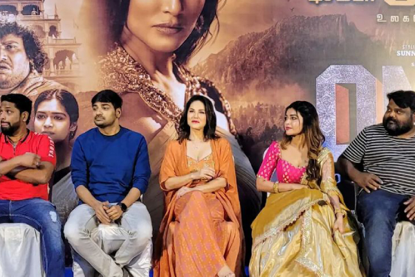 dharsha gupta cried in front of press meet persons for projecting her wrong video viral