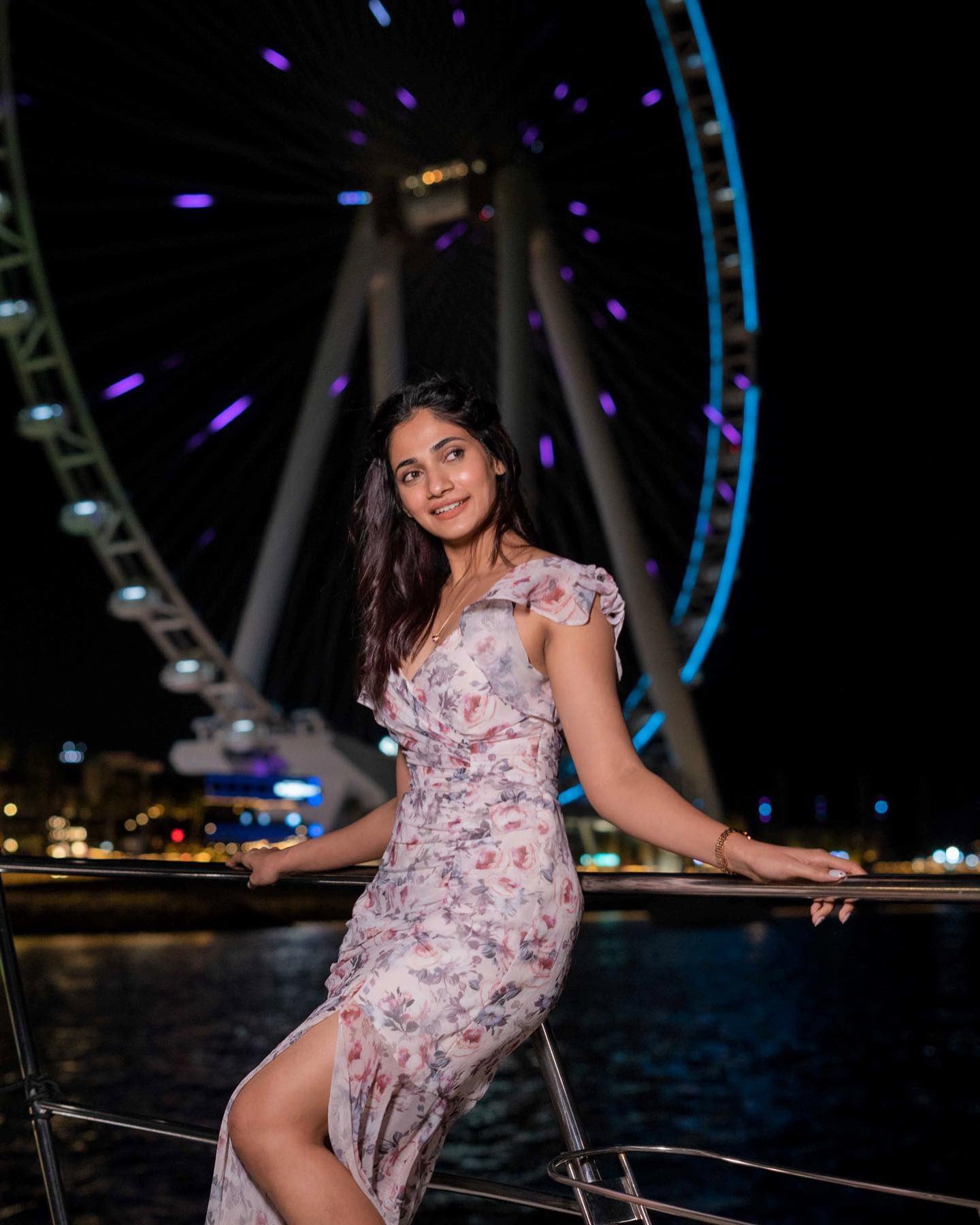 losliya hot photos showing thighs glamour getting viral on social media