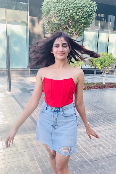 losliya hot photos showing thighs glamour getting viral on social media