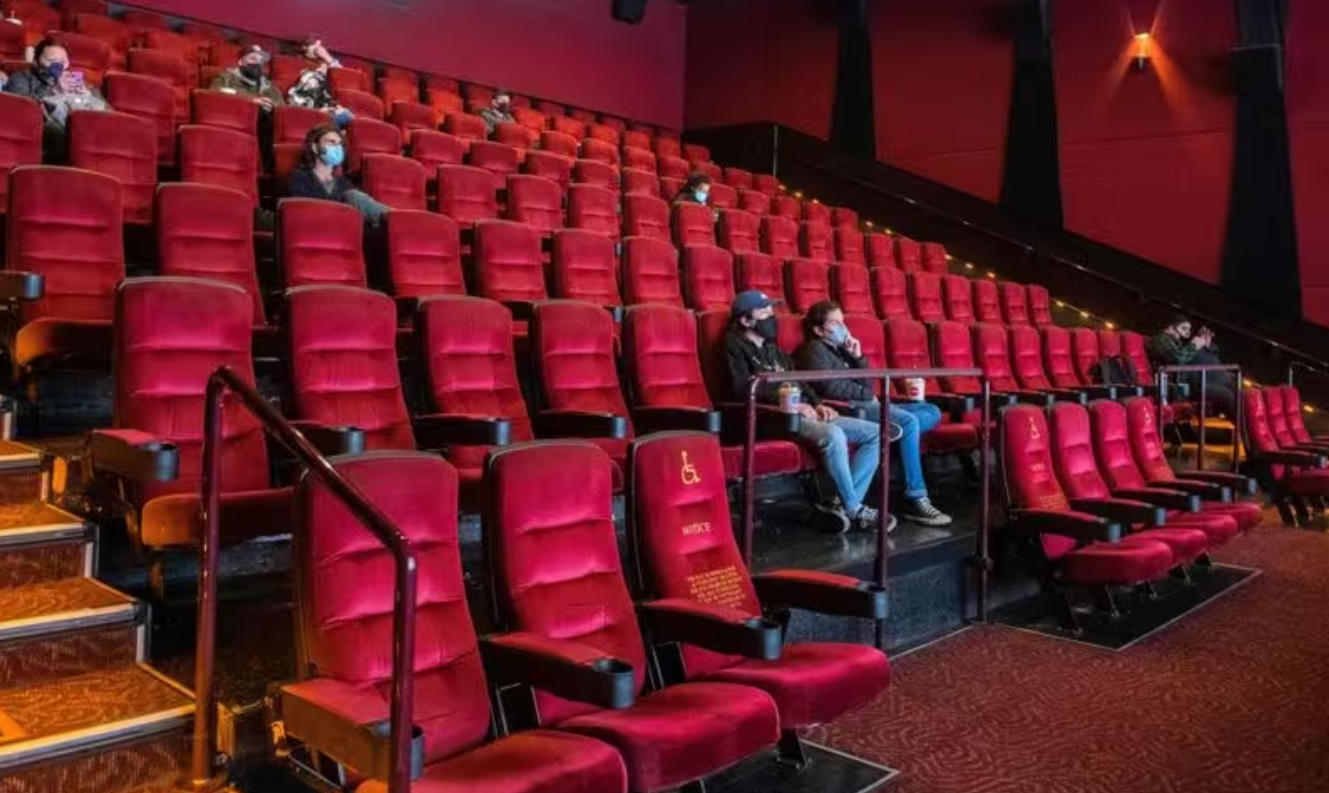 corona restrictions mask compulsory for theatre coming people