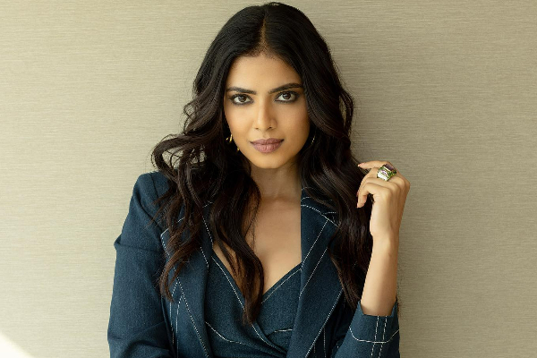 malavika mohanan planned to act only in important roles only